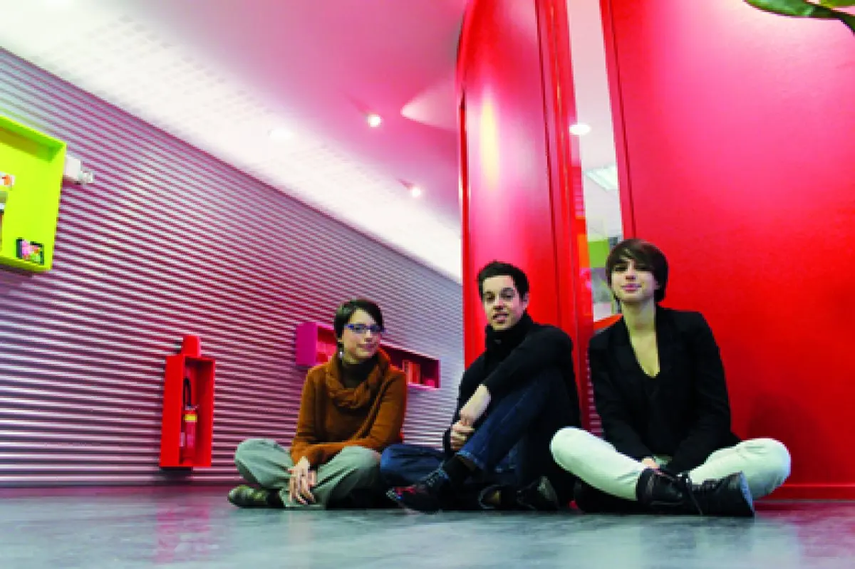 Trois étudiants croisés au détour d'un couloir de l'ISTA