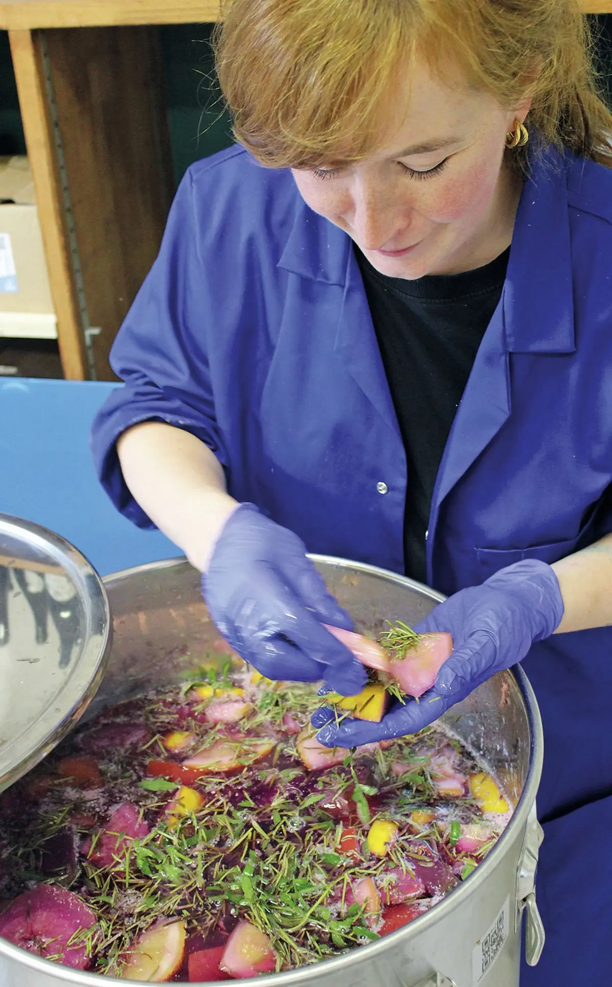 Elsa veille à ses préparations dans son atelier du Val d'Argent