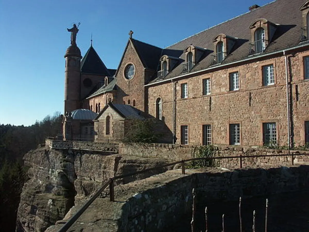 Les fiers murs de l'abbaye du Mont Sainte Odile se dressent toujours face à la plaine