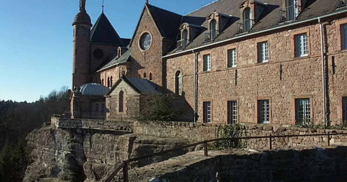 Les fiers murs de l'abbaye du Mont Sainte Odile se dressent toujours face à la plaine