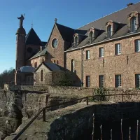 Les fiers murs de l'abbaye du Mont Sainte Odile se dressent toujours face à la plaine &copy; Mattana