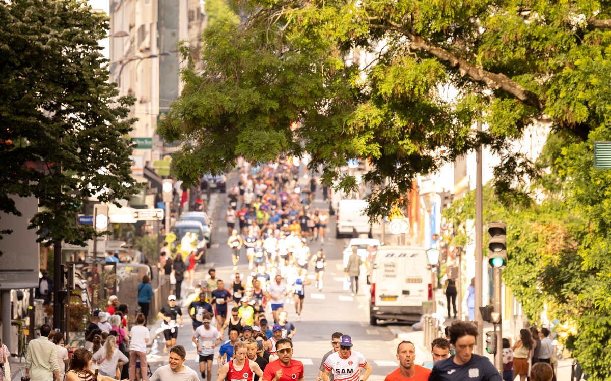 Des runners terminent une course parisienne