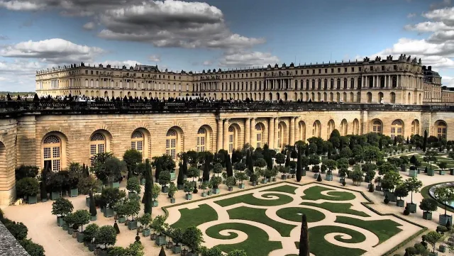 Le majestueux Château de Versailles et ses célèbres jardins 