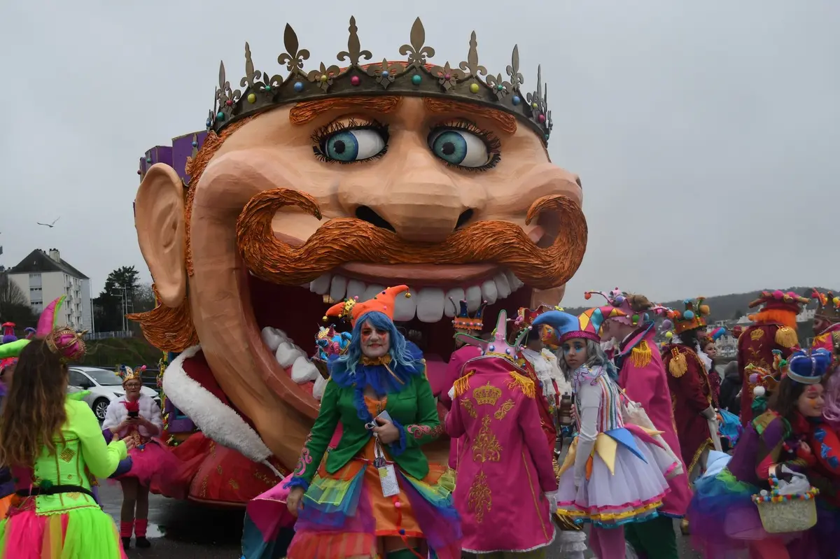 Cavalcade et costumes enchantent les rues de Douarnenez