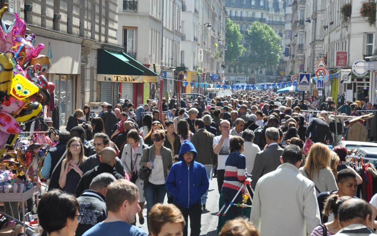 Vue de la rue Joseph Dijon lors d'un vide grenier
