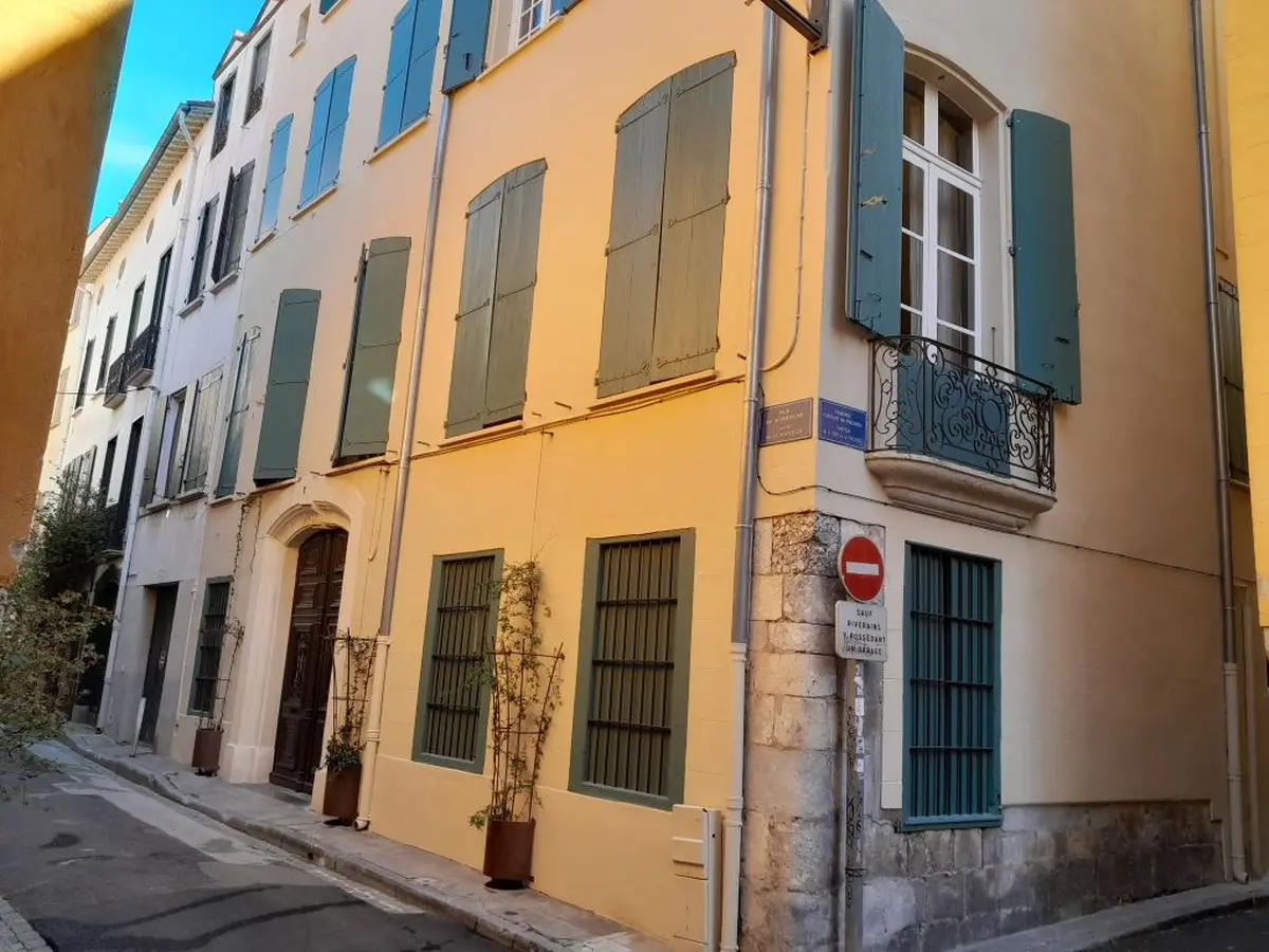 Les Hôtels Particuliers  Dans Trois Quartiers