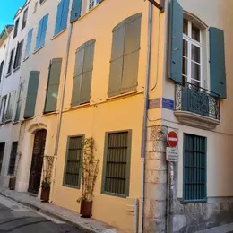 Les Hôtels Particuliers  Dans Trois Quartiers