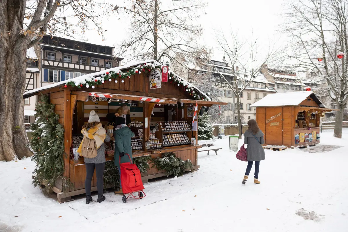 Même sous la neige, le marché des Irréductibles Petits Producteurs d'Alsace est en place