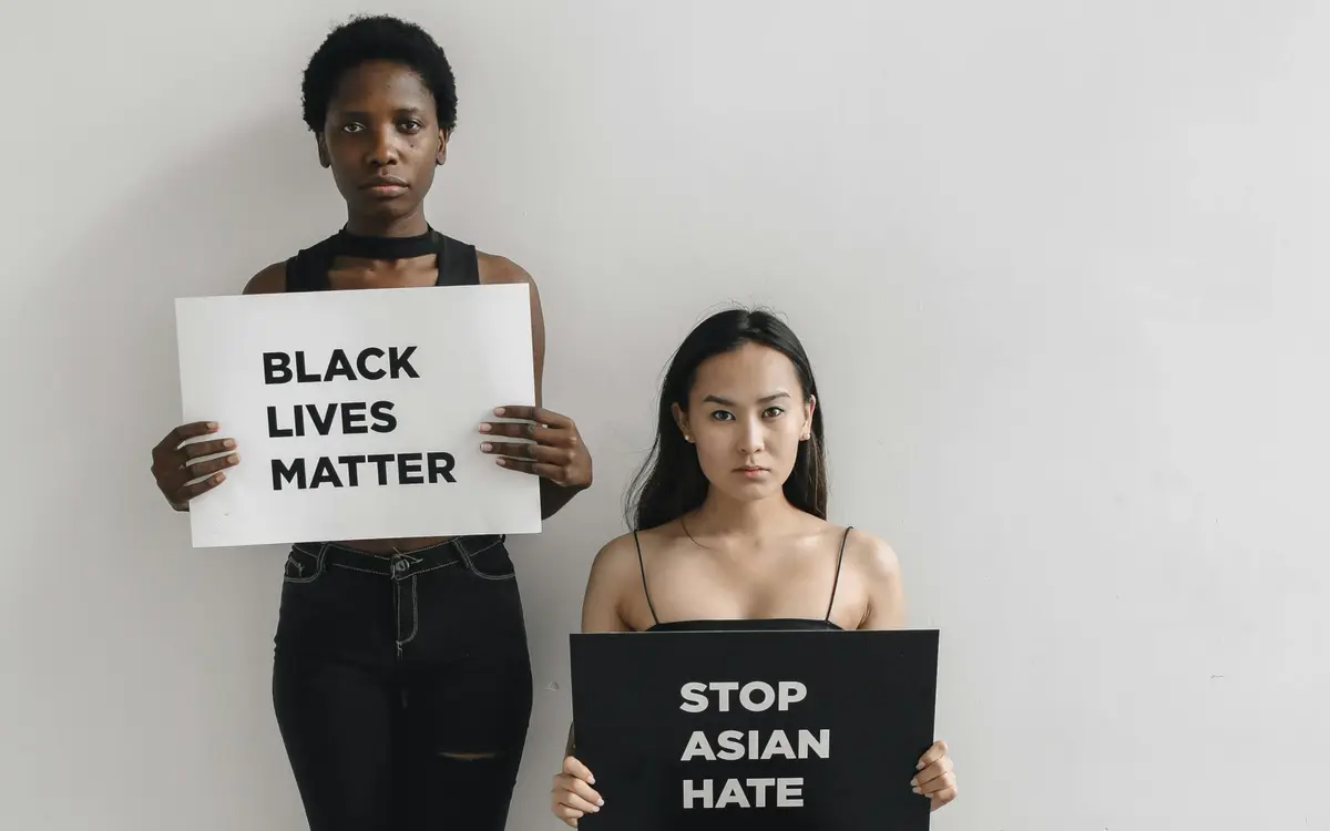 adultes, affiches anti racisme