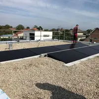 Allier un toit plat à des panneaux photovoltaïques pour réduire ses consommations énergétiques DR