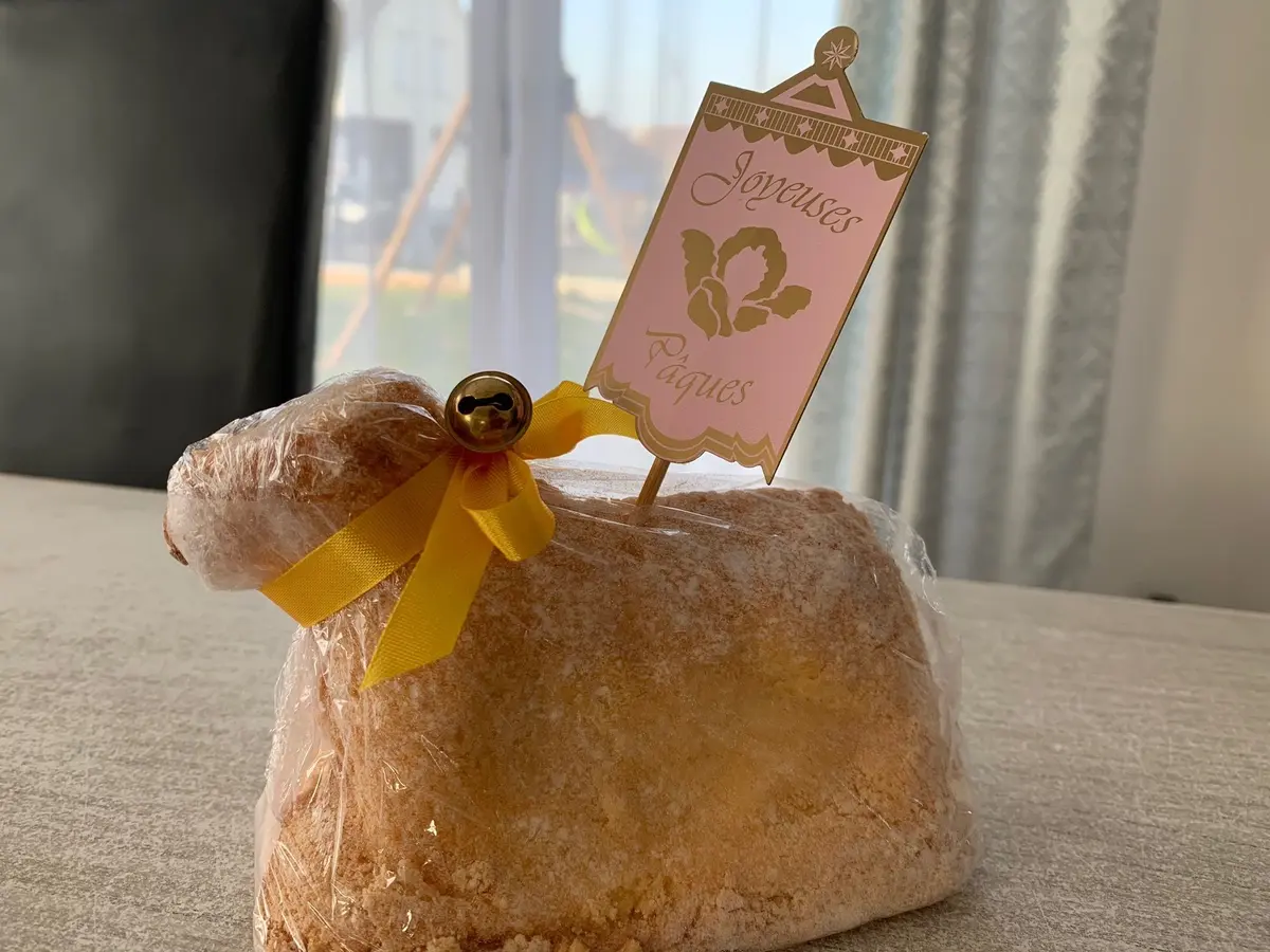 Un lamala, parfait pour le petit déjeuner à Pâques