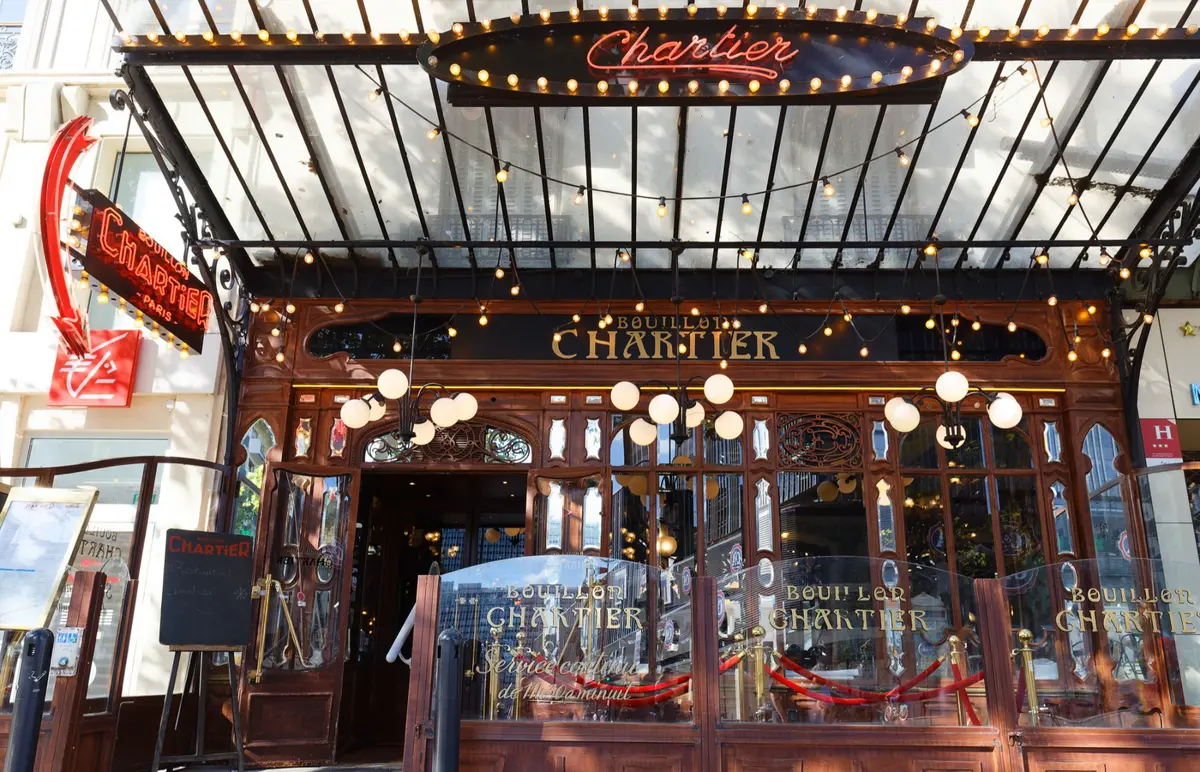 Le Bouillon Chartier : certainement le plus connu de la capitale. Il attire des gourmands du monde entier dans un cadre absolument unique.