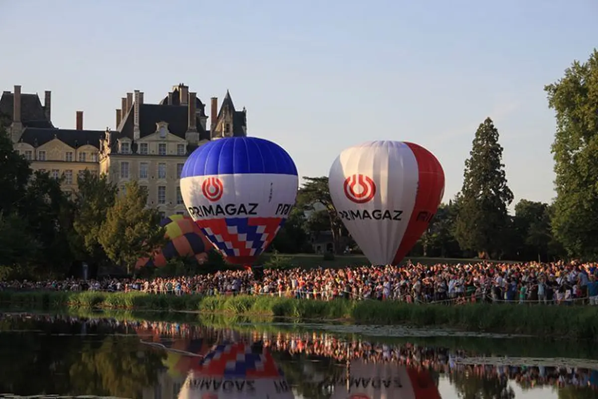 Une vingtaine de ballons d&eacute;collent chaque ann&eacute;e dans le soleil couchant pour un voyage au-dessus des vignobles d&rsquo;Anjou et des &icirc;les de la Loire.