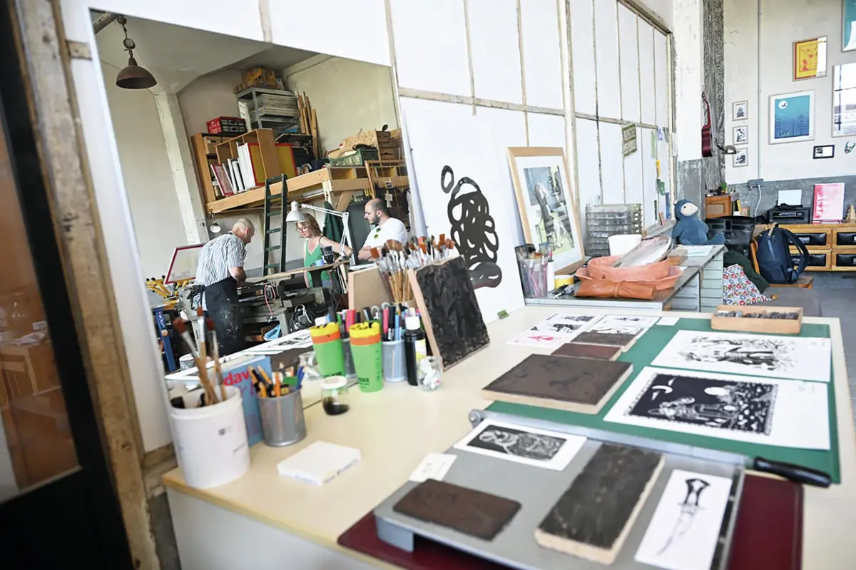 Dans les ateliers ouverts de Motoco, on découvre autant les œuvres que ceux qui les fabriquent.
