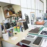 Dans les ateliers ouverts de Motoco, on découvre autant les œuvres que ceux qui les fabriquent. &copy; Catherine Kohler