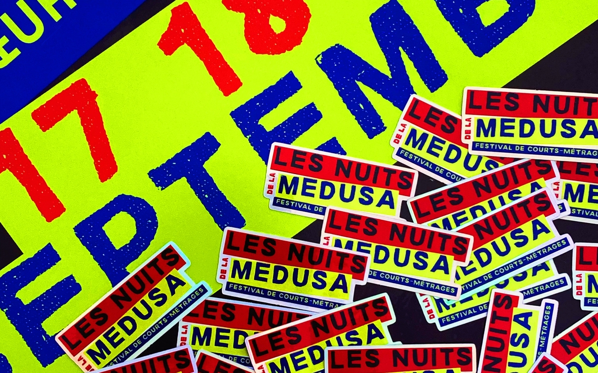 Visuel de la première édition du festival Les Nuits de La Medusa (affiche en fond et stickers)