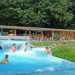 Le guide des piscines dans le Haut-Rhin : tout baigne, c’est l’été !