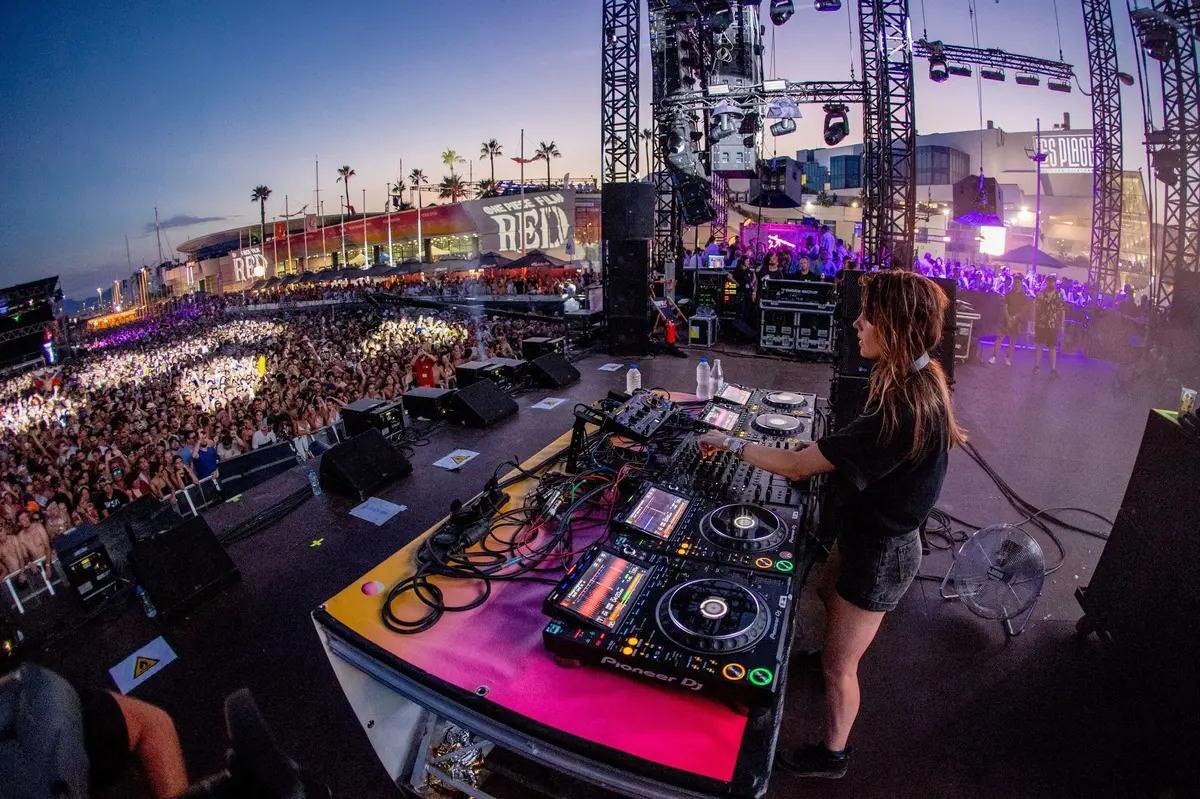 L'ambiance est folle aux Plages Electro à Cannes