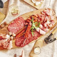 Les planchettes à déguster avec du vin nouveau DR