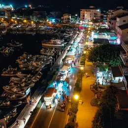 Les plus beaux marchés nocturnes de la Côte d’Azur pour flâner tout l’été