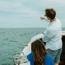 Les ports de La Teste en pinasse électrique (+traduite en LSF)