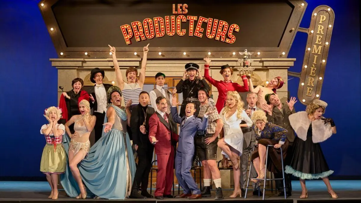La troupe de la pièce Les Producteurs, avec Florent Peyre
