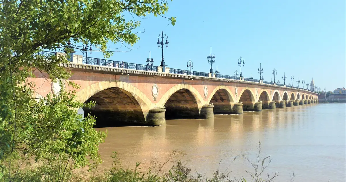 Les quais de Bordeaux : Pont de Pierre, Miroir d&rsquo;eau, balade et détente