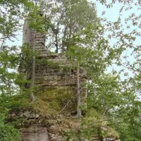 Les ruines du château de Hohenfels se confondent habilement avec le piton rocheux &copy; Chevalier Dauphinois