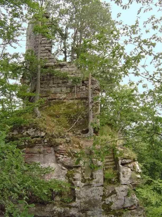 Les ruines du château de Hohenfels se confondent habilement avec le piton rocheux