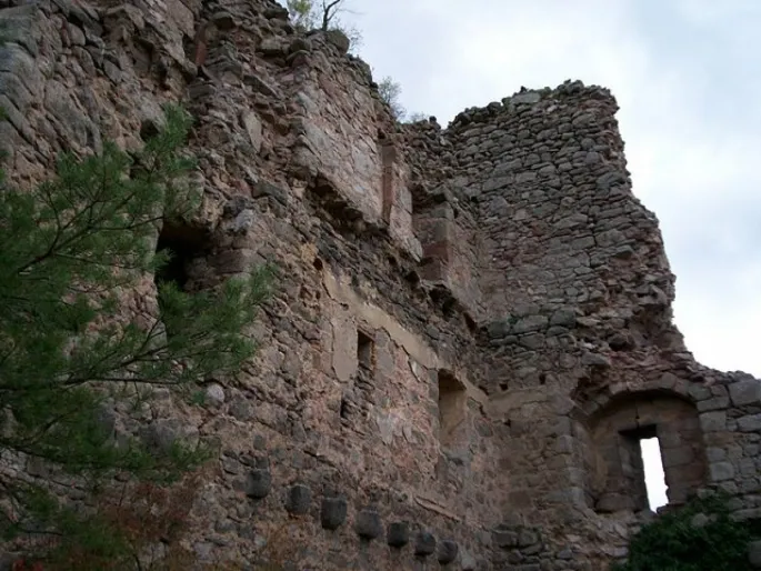 Les ruines du château de Ramstein sont très abimées
