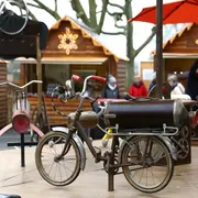 Les saltimbrés et le manège à vélo au village de Noël