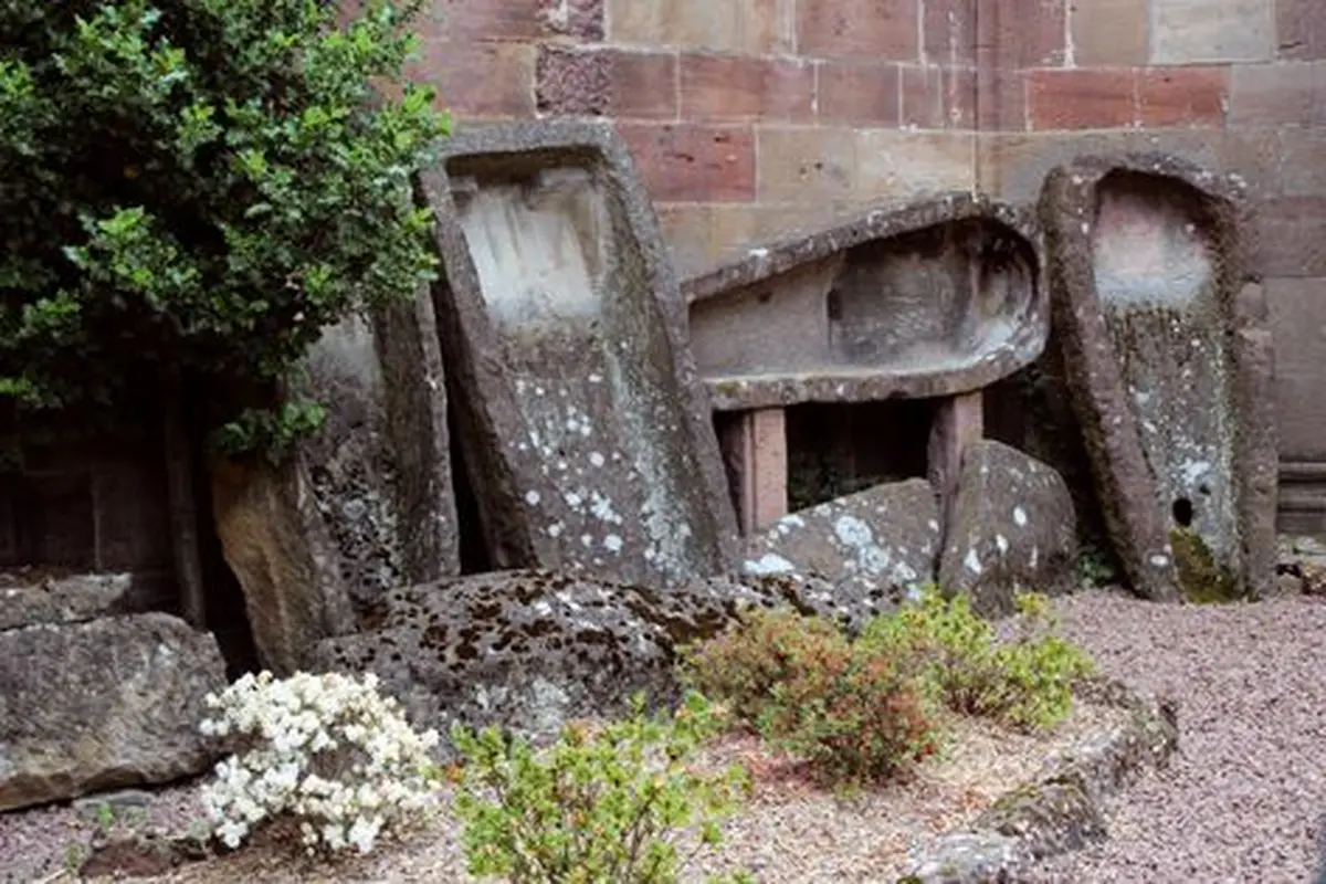 Les sarcophages romans découverts dans la collégiale de Lautenbach.