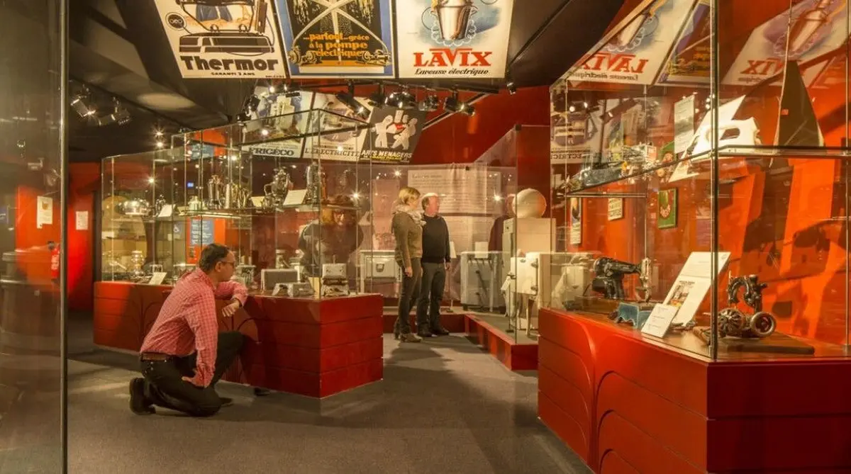 La visite guidée « Les scientifiques de l’ombre » revient sur le parcours de scientifiques oubliés – hommes et femmes – dont les découvertes ont pourtant largement contribué à l’avancée des connaissances sur l’électricité.