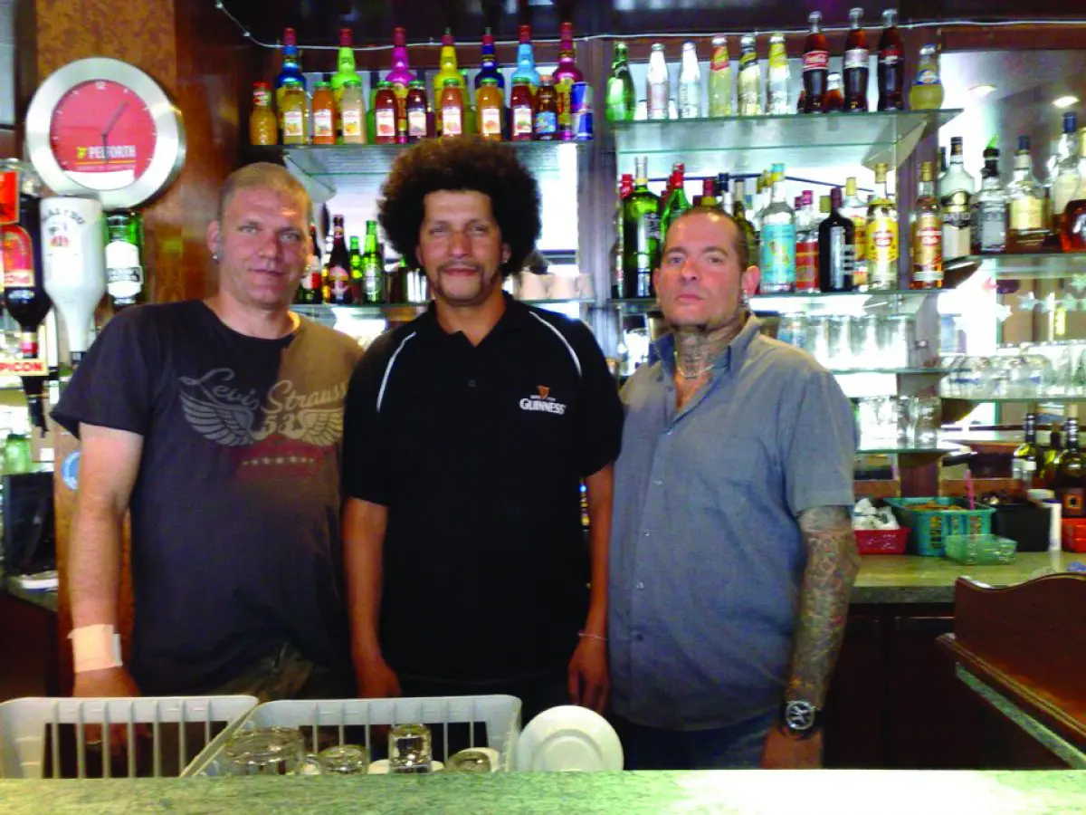 Les tenants des lieux vous accueillent au Bar'a'normal