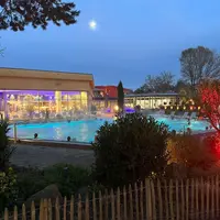 Le bassin extérieur se pare d’une lumière douce à la tombée de la nuit. DR