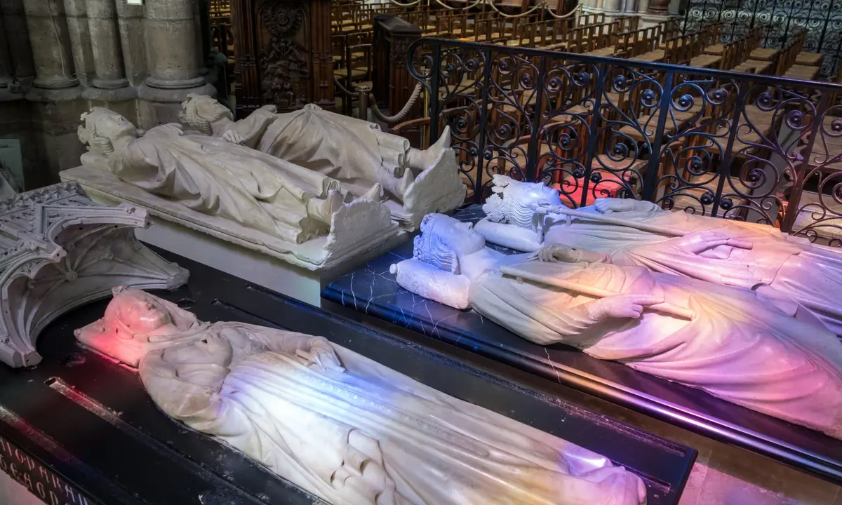 Les tombes des Rois de France à l'intérieur de la Cathédrale de Saint-Denis