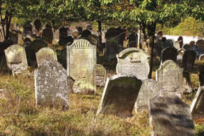 Les tombes du cimetière israélite couvrent plusieurs siècles d\'histoire.