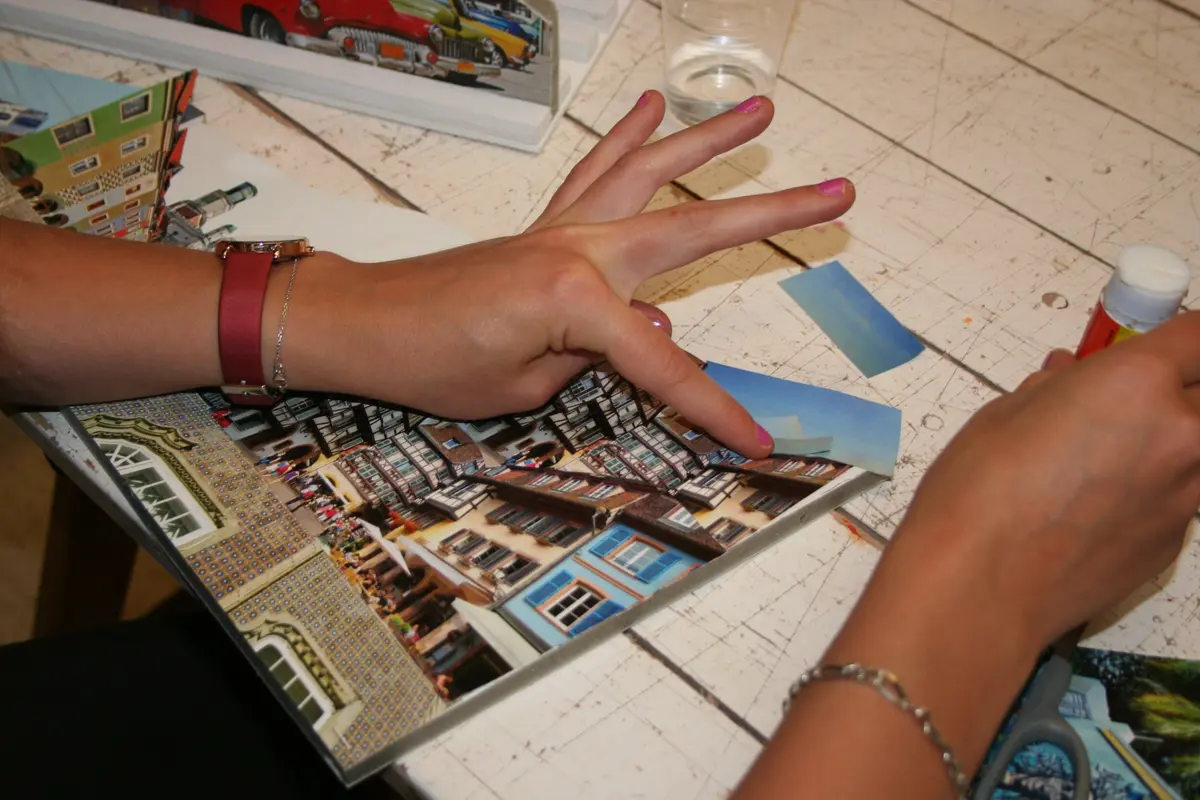 Les vacances au MAAP : A table ! On colle !