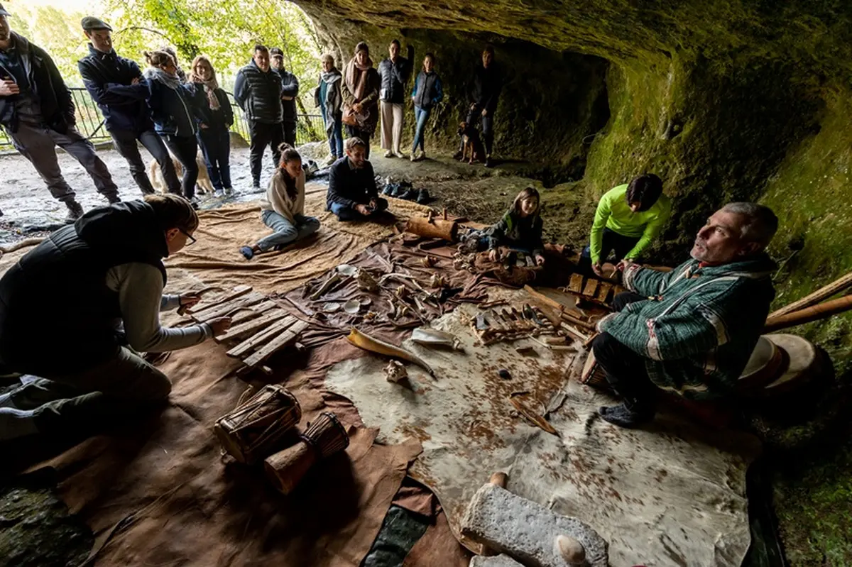 Les vacances d'automne à la Roque Saint-Christophe : musique préhistorique, silex et énigmes au coeur de la falaise