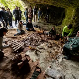 Les vacances d'automne à la Roque Saint-Christophe : musique préhistorique, silex et énigmes au coeur de la falaise