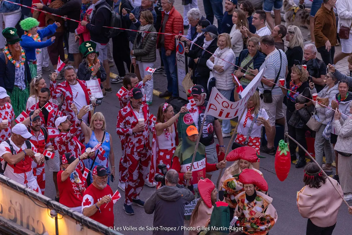 A terre aussi, les Voiles de Saint-Tropez offrent une ambiance spectaculaire. 