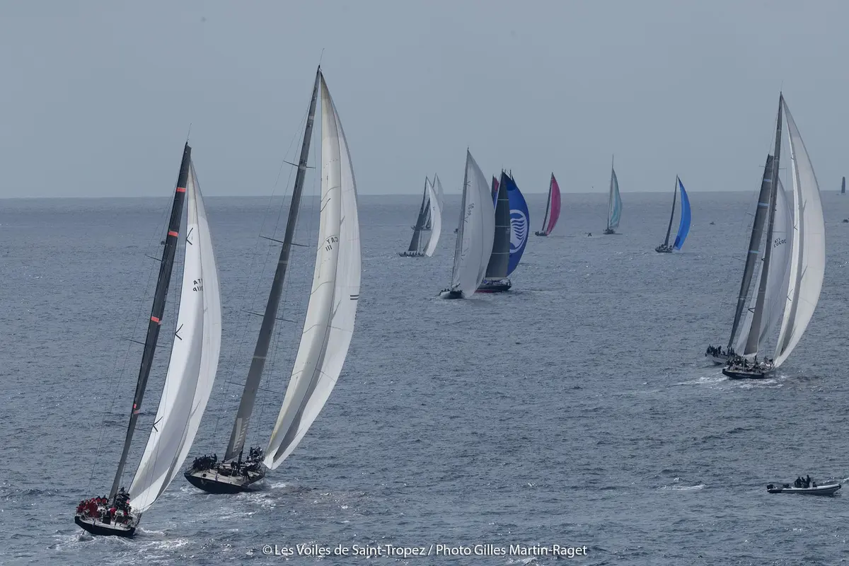 Les voiliers offrent au public un spectacle sensationnel. 