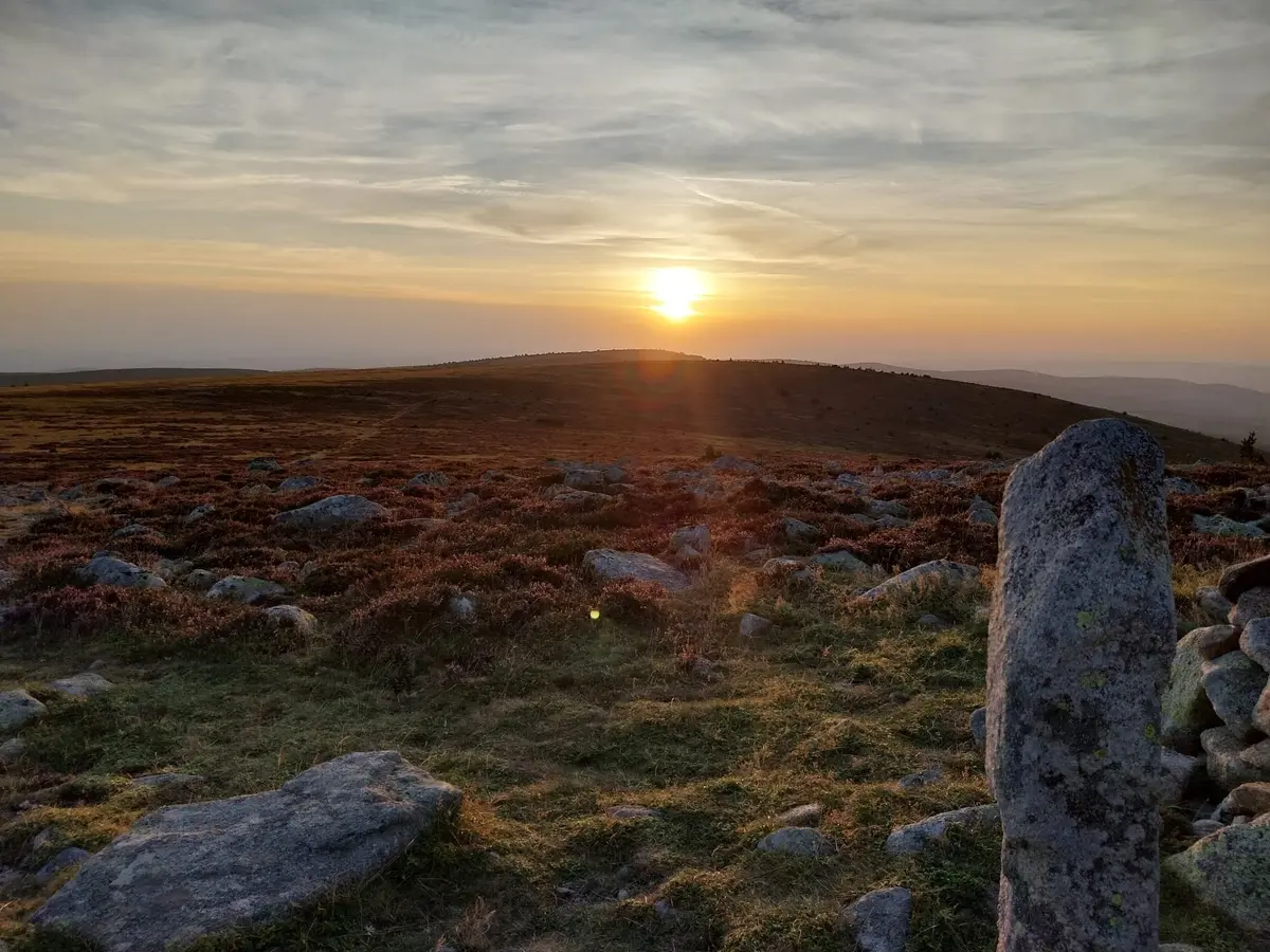 Levez Le Pied Sur Le Mont Lozere : Randonnée Lever Du Soleil