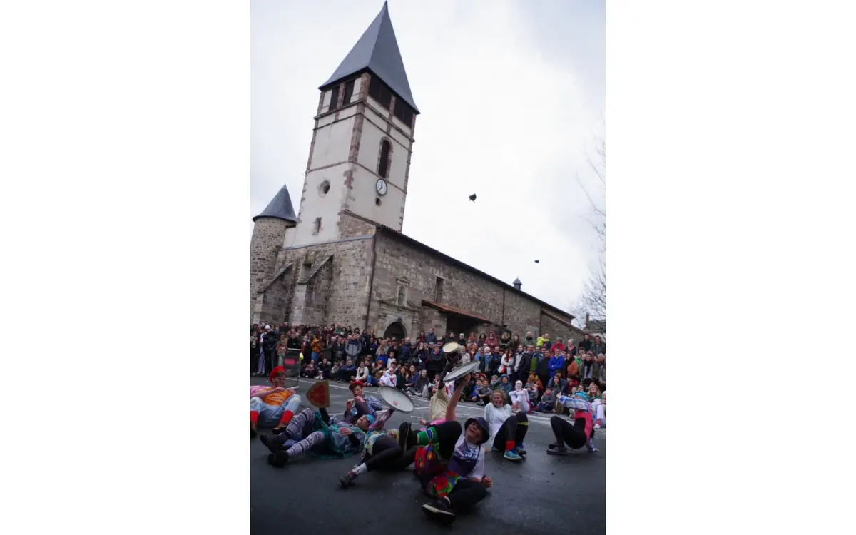 Libertimendua dans le cadre du carnaval  : défilé, théâtre, danse, bertsulariak (versificateurs en basque)