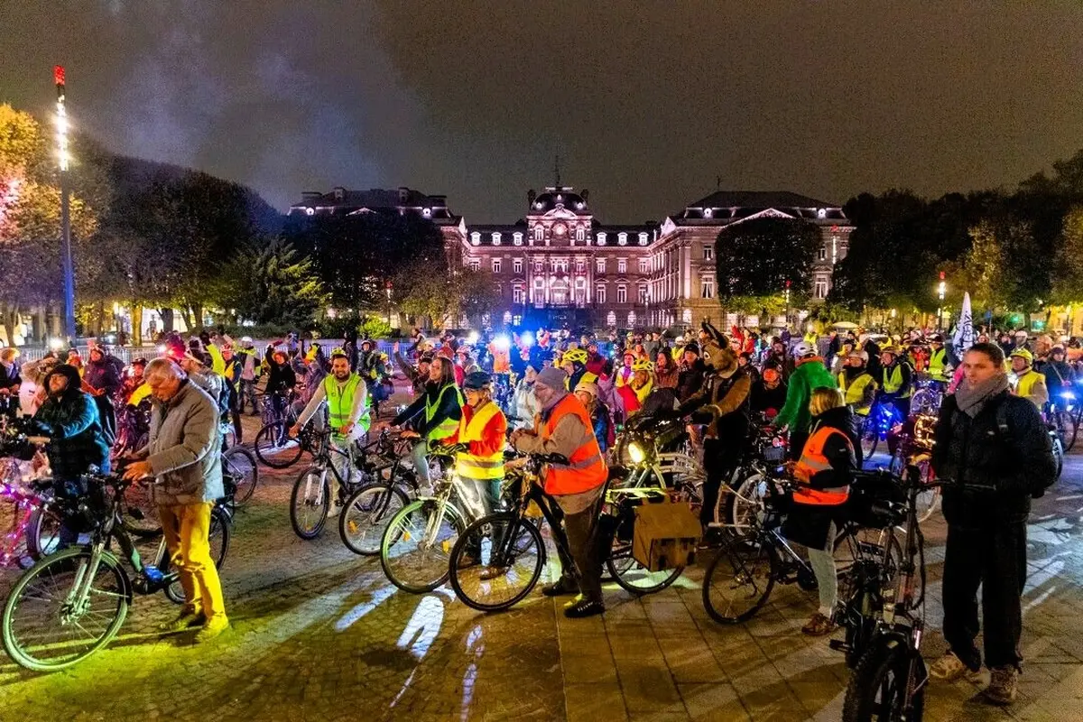 Lille'Uminée : la déambulation nocturne à vélo et mobilités douces à Lille