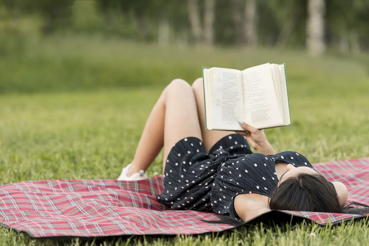 Lire sur l'herbe