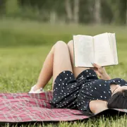 Lire sur l'herbe
