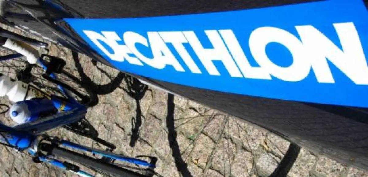 Décathlon propose des articles de différentes marques, ainsi que des produits imaginés par l'enseigne.