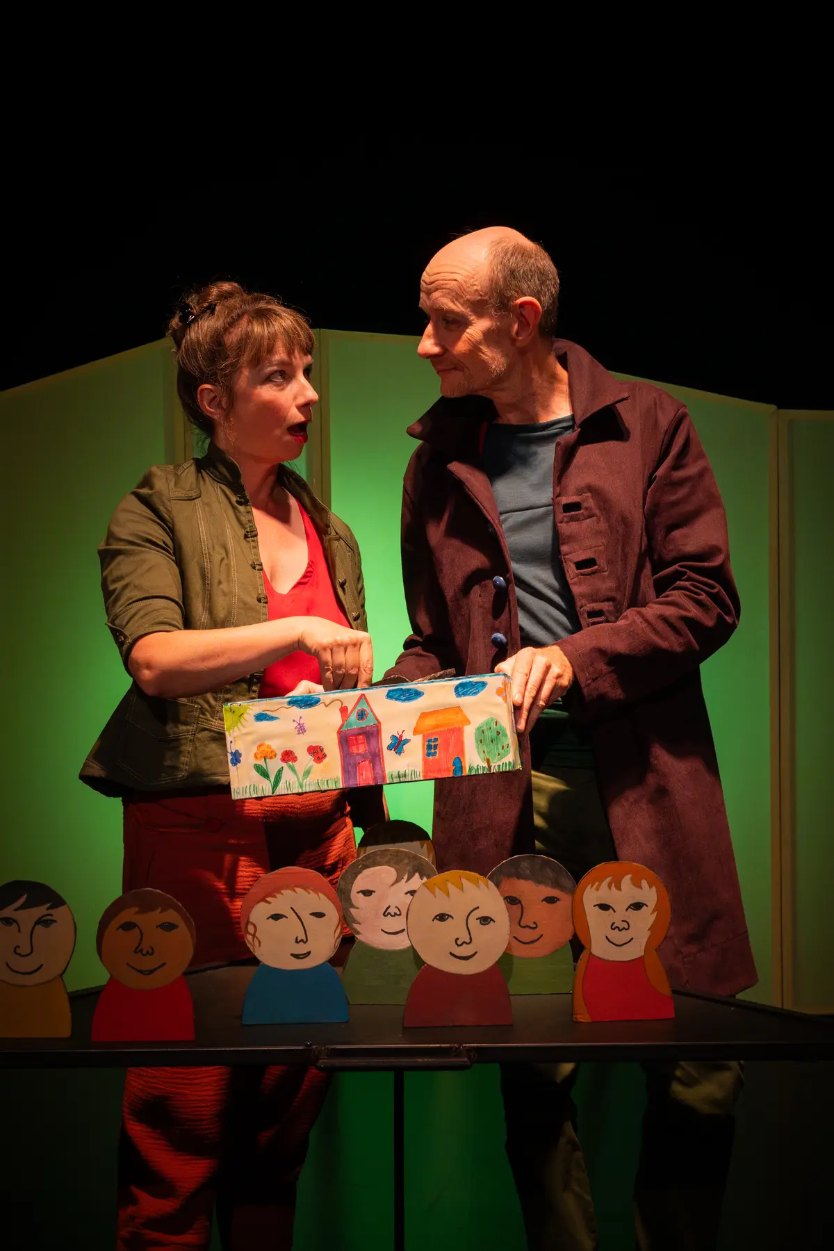 Lola Et Dino Dans La Foule