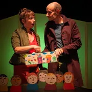 Lola Et Dino Dans La Foule